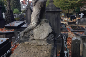 Zorgen om grafmonumenten in verval op de begraafplaats aan de Bredaseweg